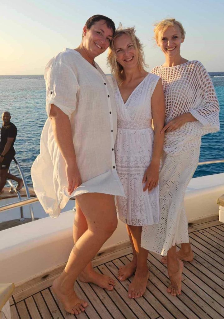 Simona, Tatjana, Sabina v Satayi kvadratna